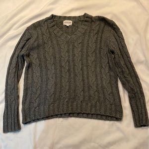 Olive & Oak Gray V Neck Cable Knit Sweater in Size M.